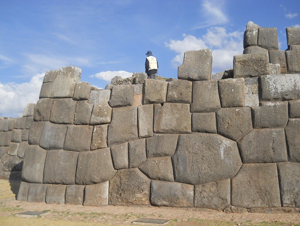 Cusco, Sacsayhuam�n, erste Terrassenstufe, die Mauer mit dem 10-Eckstein 03
