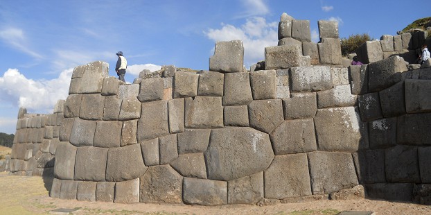 Cusco, Sacsayhuam�n, erste Terrassenstufe, die Mauer mit dem 10-Eckstein, Panorama 02