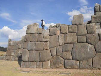 Cusco, Sacsayhuam�n, erste Terrassenstufe, die Mauer mit dem 10-Eckstein 03