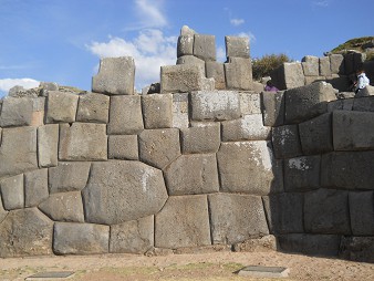 Cusco, Sacsayhuam�n, erste Terrassenstufe, die Mauer mit dem 10-Eckstein 04