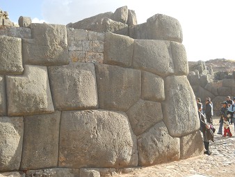 Cusco, Sacsayhuam�n, erste Terrassenstufe, Mauer mit geschnittenen Steinen 05 (mit "dicken", bauchigen Steinen)