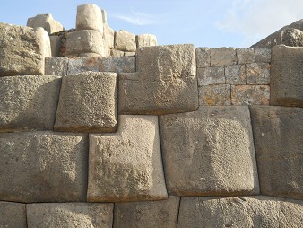 Cusco, Sacsayhuam�n, erste Terrassenstufe, Mauer mit geschnittenen Steinen 05 (mit "dicken", bauchigen Steinen) - Detail 01