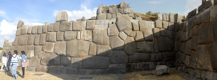 Cusco, Sacsayhuam�n, erste Terrassenstufe, Mauer mit praktisch rechteckigen Steinen und mit Blumenmustern, Panoramafoto 04