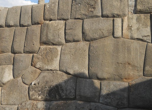 Cusco, Sacsayhuam�n, erste Terrassenstufe, Mauer 06 - Detail 02 mit Vielecksteinen