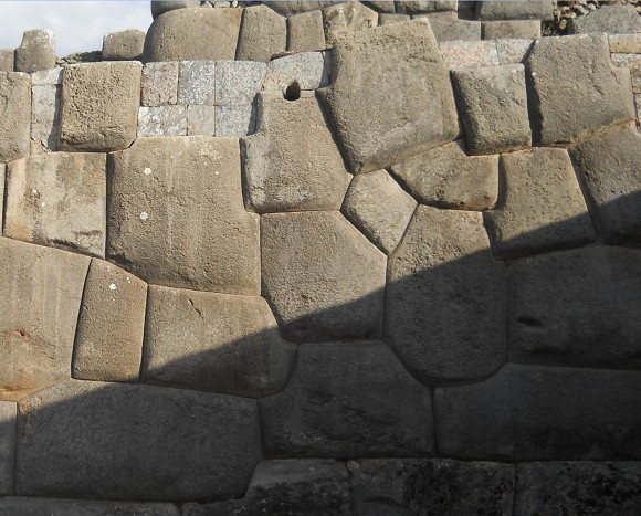 Cusco, Sacsayhuam�n, erste Terrassenstufe, Mauer 07 - Detail 03 mit Vielecksteinen im Blumenmuster
