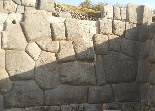 Cusco,
              Sacsayhuam�n, erste Terrassenstufe, Mauer 08, Detail 04,
              Blumenmuster, Nahaufnahme