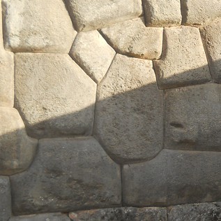 Cusco, Sacsayhuam�n, erste Terrassenstufe, Mauer 08, Detail 04, Blumenmuster, Nahaufnahme 02