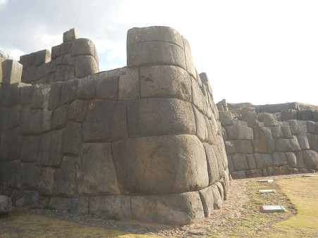 Cusco, Sacsayhuam�n, erste Terrassenstufe, Aussenecke mit geschnittenen Steinen