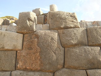 Cusco, Sacsayhuam�n, erste Terrassenstufe, Mauer mit Vieleckstein (wieder ein 10-Eckstein), Detail 10