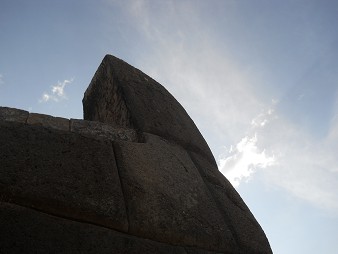 Cusco, Sacsayhuam�n, erste Terrassenstufe, geschnittene Steine 01