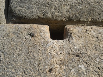Cusco, Sacsayhuam�n, erste Terrassenstufe, die �ffnung zur Entw�sserung, Nahaufnahme
