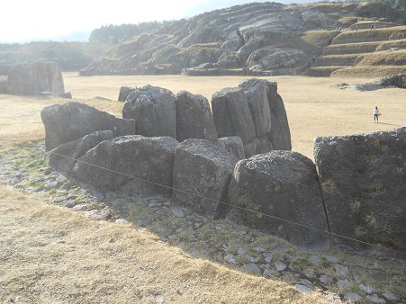 Cusco, Sacsayhuam�n, erste Terrassenstufe, Kronsteine 01