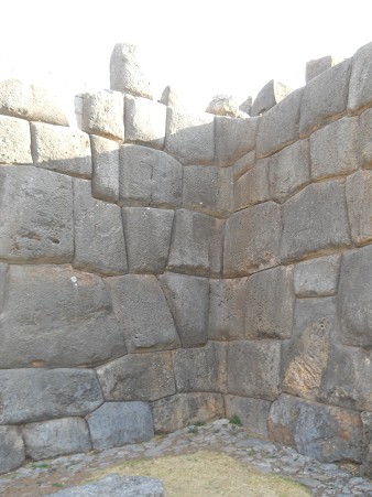 Cusco, Sacsayhuam�n, erste Terrassenstufe, Inneneckbereich 03 mit Vielecksteinen
