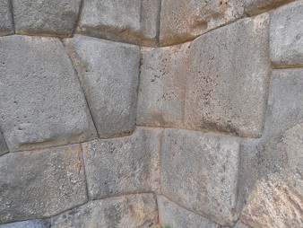Cusco, Sacsayhuam�n, erste Terrassenstufe, Inneneckbereich 03 mit Vielecksteinen - Detail 13