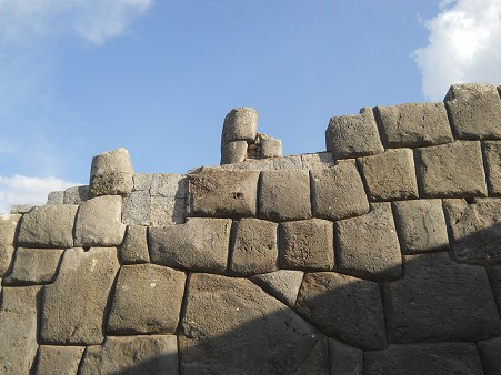 Cusco, Sacsayhuam�n, erste Terrassenstufe, Mauer mit einem weissen Stein, der praktisch dreieckig ist