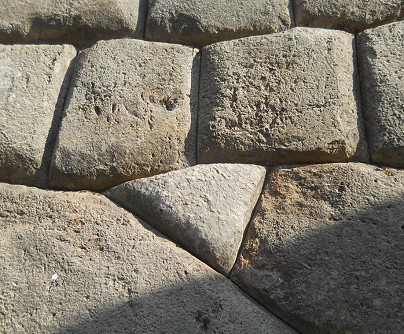 Cusco, Sacsayhuam�n, Mauer mit
              praktisch dreieckigem Stein