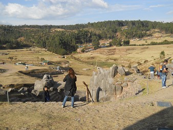 Cusco, Sacsayhuam�n, erste Terrassenstufe, die Sicht auf den Ausgang (Treppe abw�rts) und Aussicht auf die Wiesen, W�lder und auf das WC-H�uschen