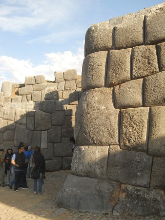 Cusco, Sacsayhuam�n, erste Terrassenstufe, Mauer mit Eckbereichen mit praktisch quadratischen und rechteckigen Steinen