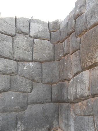 Cusco, Sacsayhuam�n, erste Terrassenstufe, Inneneckbereich mit kleinen Steinen
