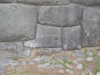Cusco, Sacsayhuam�n, erste Terrassenstufe, Inneneckbereich mit kleinen Steinen - Vieleckstein, Detail 16