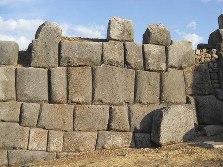 Cusco, Sacsayhuam�n, erste Terrassenstufe, Mauer mit meist rechteckigen Steinen