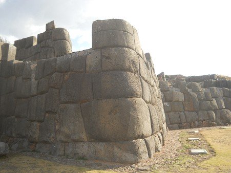 Cusco, Sacsayhuam�n, terrace 1, corner with cut stones
