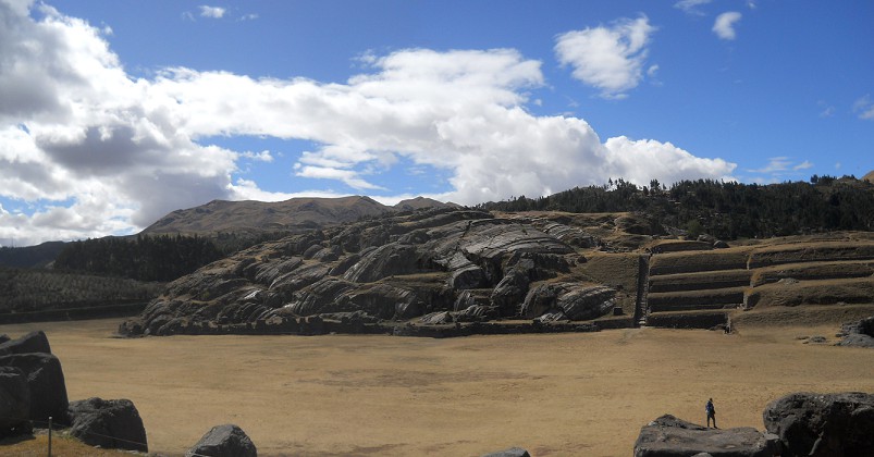 Sacsayhuam�n, T'iopunku auf der dritten Terrassenstufe, die Sicht auf den abgeflachten H�gel, Panorama
