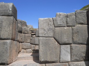 Sacsayhuam�n,
              dritte Terrassenstufe, Eingangsbereich 02 nach
              Aqawanapunku
