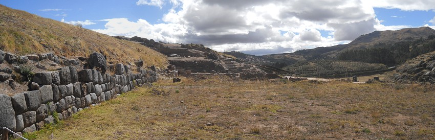 Sacsayhuam�n, dritte Terrassenstufe, eine lange Mauer, Panoramafoto