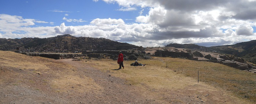 Sacsayhuam�n (Cusco), vierte Terrassenstufe, Sicht auf Fundamente und Panorama