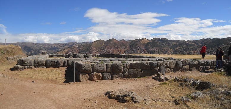 Sacsayhuam�n (Cusco), vierte Terrassenstufe, Sicht auf Fundamente und Panorama 02