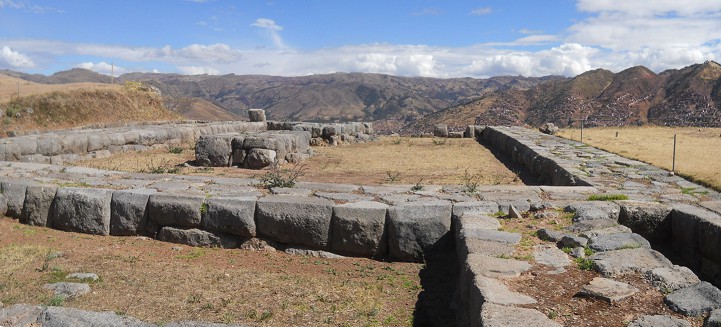 Sacsayhuam�n (Cusco), vierte Terrassenstufe, Sicht auf Fundamente und Panorama 03