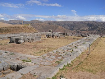 Sacsayhuam�n (Cusco), vierte Terrassenstufe, Sicht auf Fundamente 06
