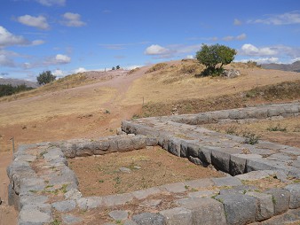 Sacsayhuam�n (Cusco), vierte Terrassenstufe, Sicht auf Fundamente 7 mit Baum 1+2