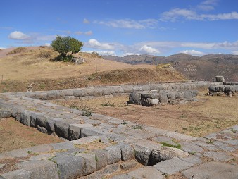 Sacsayhuam�n (Cusco), vierte Terrassenstufe, Sicht auf Fundamente 8 mit Baum 1+2