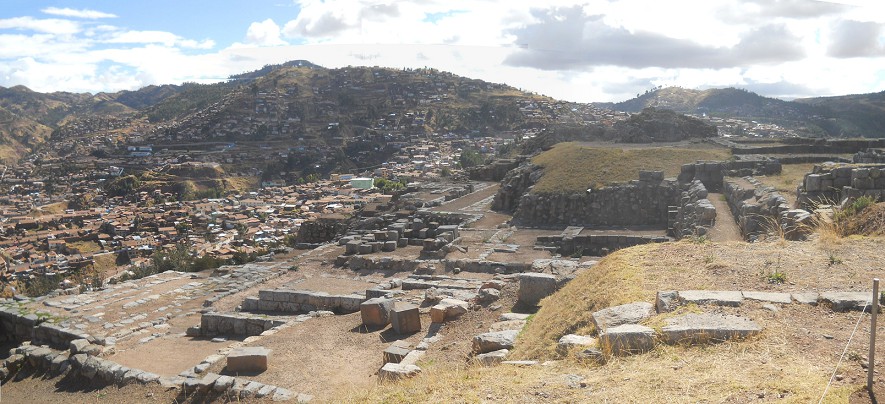 Sacsayhuam�n (Cusco), vierte Terrassenstufe, Sicht auf Fundamente der unteren Terrassenstufen, Panoramafoto
