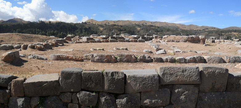 Sacsayhuam�n (Cusco), vierte Terrassenstufe, Sicht auf Fundamente, Panorama