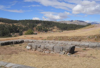 Sacsayhuam�n (Cusco), vierte Terrassenstufe, Fundamente 12 mit einem grossen Tisch 01