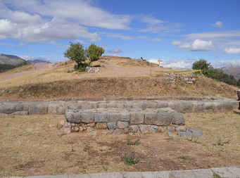 Sacsayhuam�n (Cusco), vierte Terrassenstufe, Fundamente 13 mit einem grossen Tisch 02