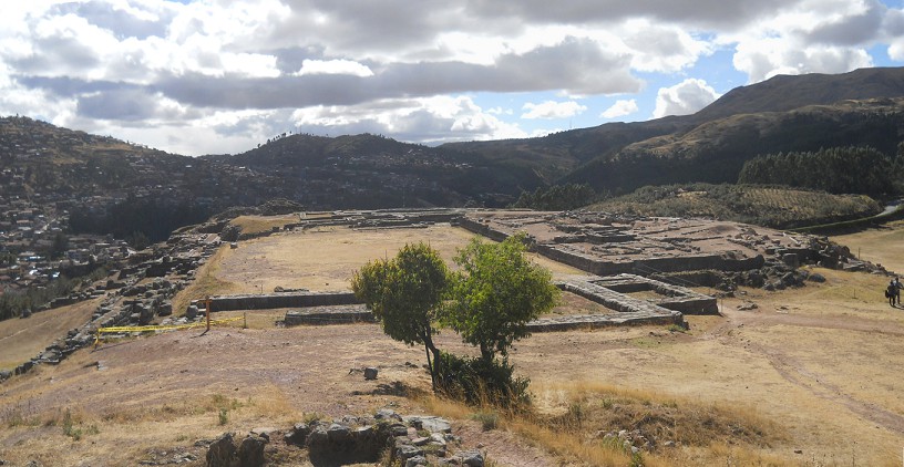 Sacsayhuam�n (Cusco), vierte Terrassenstufe, Sicht
              von der H�he des Baumes nach unten auf die Fundamente