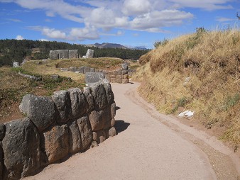 Sacsayhuam�n (Cusco), vierte Terrassenstufe, R�ckweg, Mauern 1