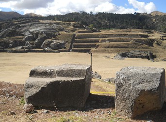 Sacsayhuam�n (Cusco), vierte Terrassenstufe, zwei grosse, geschnittene Steine