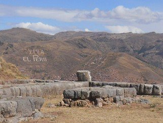 Sacsayhuam�n (Cusco), quinto piso, vista a dise�os en cerros, "Viva el Per�"
