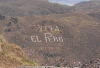 Sacsayhuam�n (Cusco), quinto piso, vista a dise�os en cerros, "Viva el Per�", primer plano