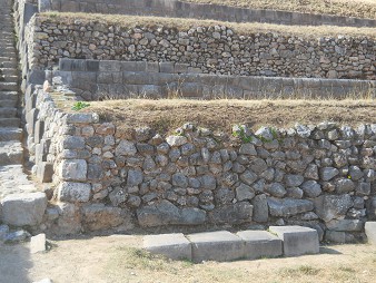 Sacsayhuam�n (Cusco), der abgeflachte H�gel, die Treppe - Terrassen neben der Treppe