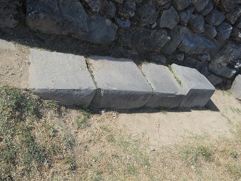 Sacsayhuam�n (Cusco), quadratisch und rechteckig geschnittene Steine am Anfang der Treppe