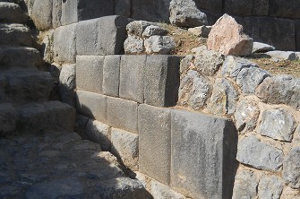 Sacsayhuam�n (Cusco), die Treppe auf den abgeflachten H�gel 01 - die geschnittenen Seitensteine 01