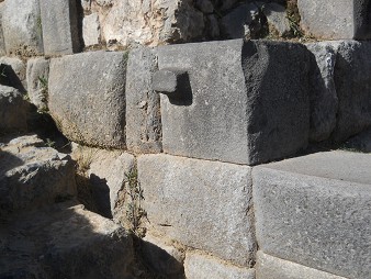 Sacsayhuam�n (Cusco), die Treppe auf den abgeflachten H�gel 01 - die geschnittenen Seitensteine 02