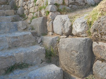 Sacsayhuam�n (Cusco), die Seitenmauer der Treppe mit geschnittenen Steinen 03
