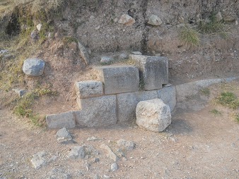 Sacsayhuam�n (Cusco), auf dem abgeflachten H�gel, Mauerreste mit Inkasteinen